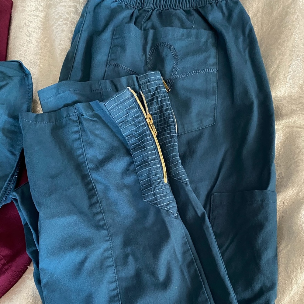 Scrub set